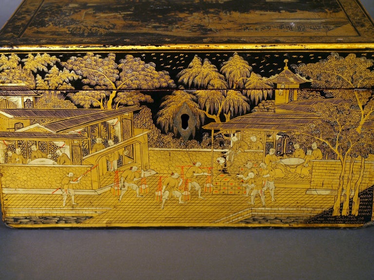 
This Cantonese tea caddy is decorated with gilt heightened figures showing the processing of tea.
10 cm high; 21 cm wide; 16,5 cm. deep 
China for export, Canton circa 1850
