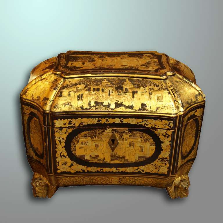 A Cantonese Chinese export lacquer tea box, Mid-19th Century decorated with gilt heightened figures in garden landscapes, the interior fitted with two paktong covered boxes.
15 cm high, 23 cm wide, 15,5 cm. deep
China for export, Canton circa