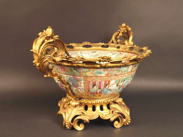 19th Century Cantonese Punch Bowl In Good Condition In Paris, FR