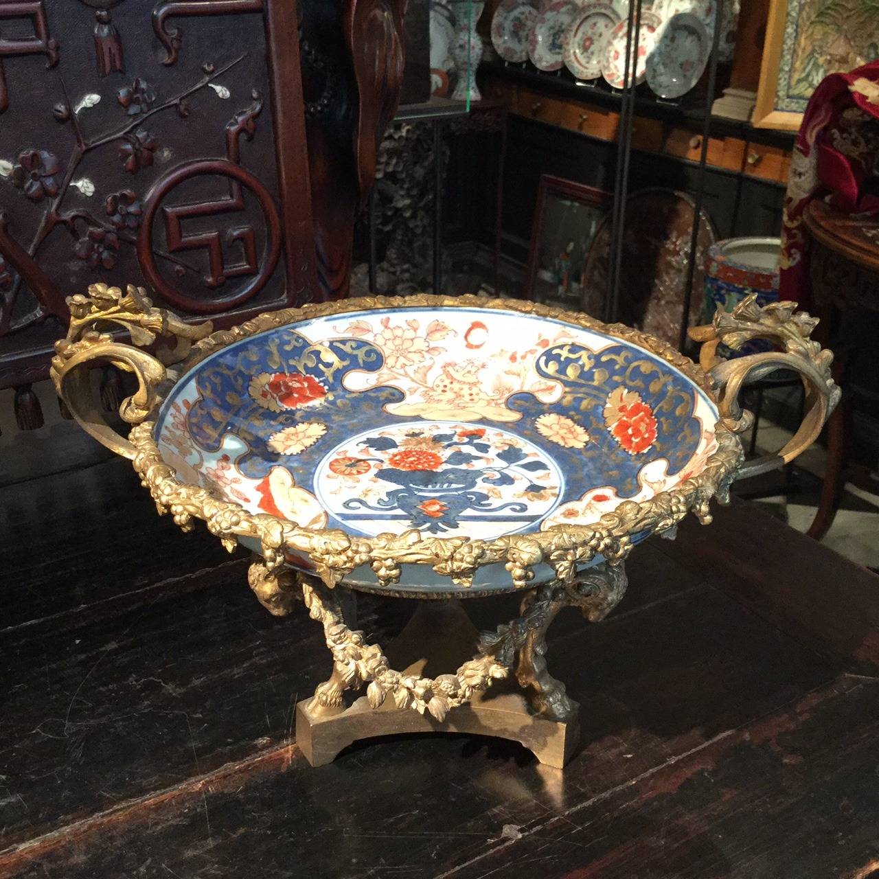 This Chinese porcelain bowl decorated in the Imari pattern in undercover blue, iron red and gold is from the 18th century.
The French bronze mount is from the 19th century.
Very nice quality centerpiece.
Measures: 32 x 24.5 cm 20.5 high.
