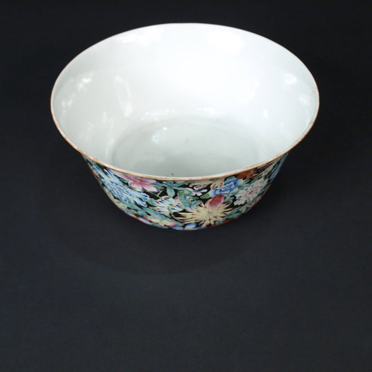 Beautifull Chinese porcelain bowl decorated in Black millefiori patern.
Qianlong mark but late 19th century.