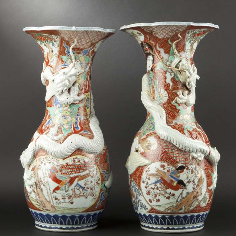A large pair of vases with unusual dragons, in the Imari palette. Mark of Hichozan for Tashiro Monzaemon, famous ceramist and dealer that develop the trade with foreign countries at the end of the Edo Period and the beginning of the Meiji