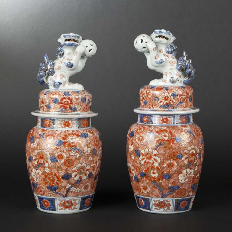 A pair of Japanese Imari covered jars with Foo dog finials, Arita, early Meiji Period, circa 1870-1880.
38cm high; diameter is 16cm.

Japan, Arita, Imari, early Meiji period. Japon, paire de potiches couvertes en porcelaine Imari, Vers 1870-