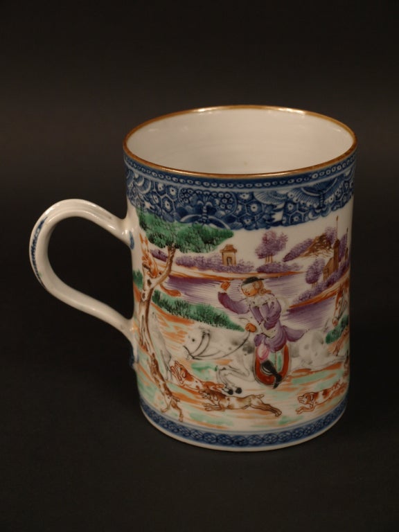This Chinese export porcelain tanckard is decoreted in the  famille rose palette with an european sobject: the fox hunting, between blue Fitzhugh borders.