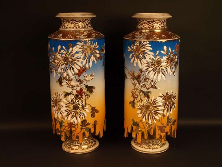 Japan, Satsuma, pair of vases, end of the Meiji period. This pair of cylindrical vases have a very unusual shape as well a quite unusual mirror decoration of flowers painted on an orange yellow and bright blue ground.
Hauteur: 45, diameter: