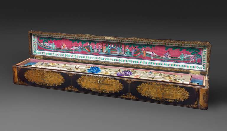 China, Hong Kong. Large silk scroll in its lacquer box, 1882.
This large cream silk scroll, lined with pink silk has two carved finials. The scroll is presented in an amazing large lacquer box painted in different shades of gold.
The inner part of
