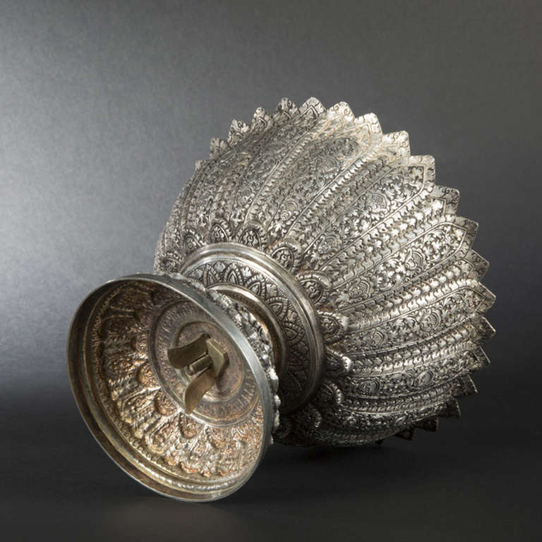 Cambodian Sterling Silver Offering Bowl, End of the 19th Century For Sale 1