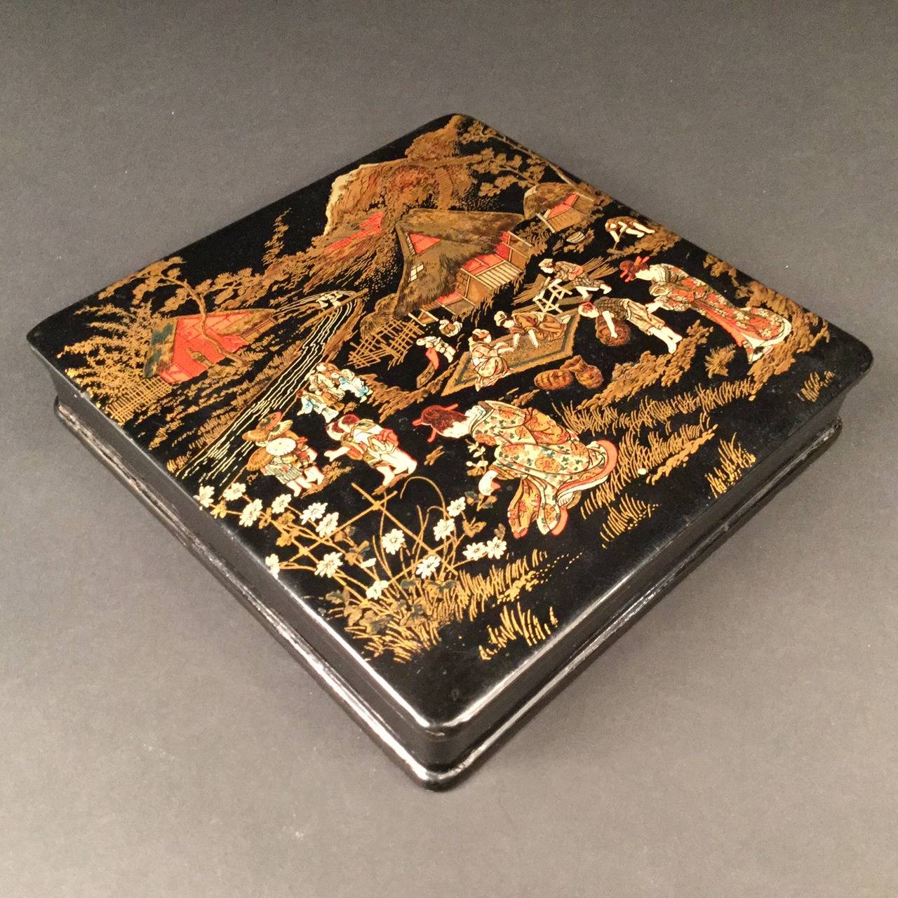 Japonism, Beautiful French Papier Mâché Box, 1880 In Excellent Condition For Sale In Paris, FR