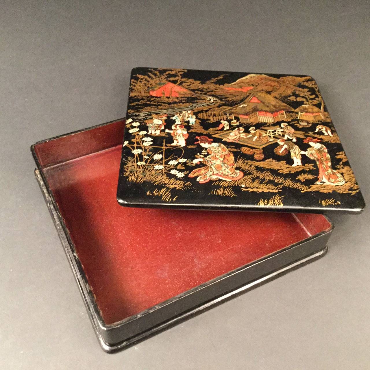 Lacquer Japonism, Beautiful French Papier Mâché Box, 1880 For Sale