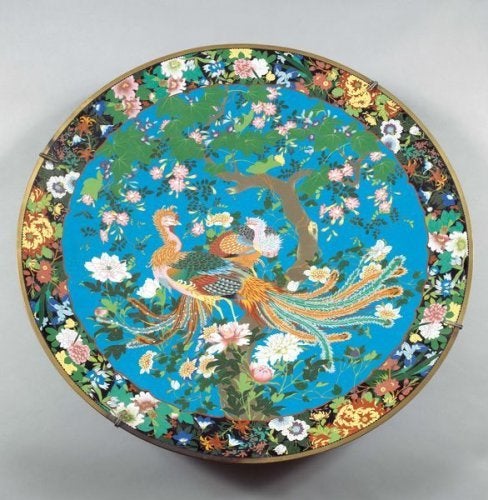 Beautiful Japanese Meiji Cloisonné Charger.
A very unusual size for  this important charger decorated with cloisonné polychrome enamels on turquoise blue background. The very  auspicieux scene  represents a couple of phoenix near a maple,