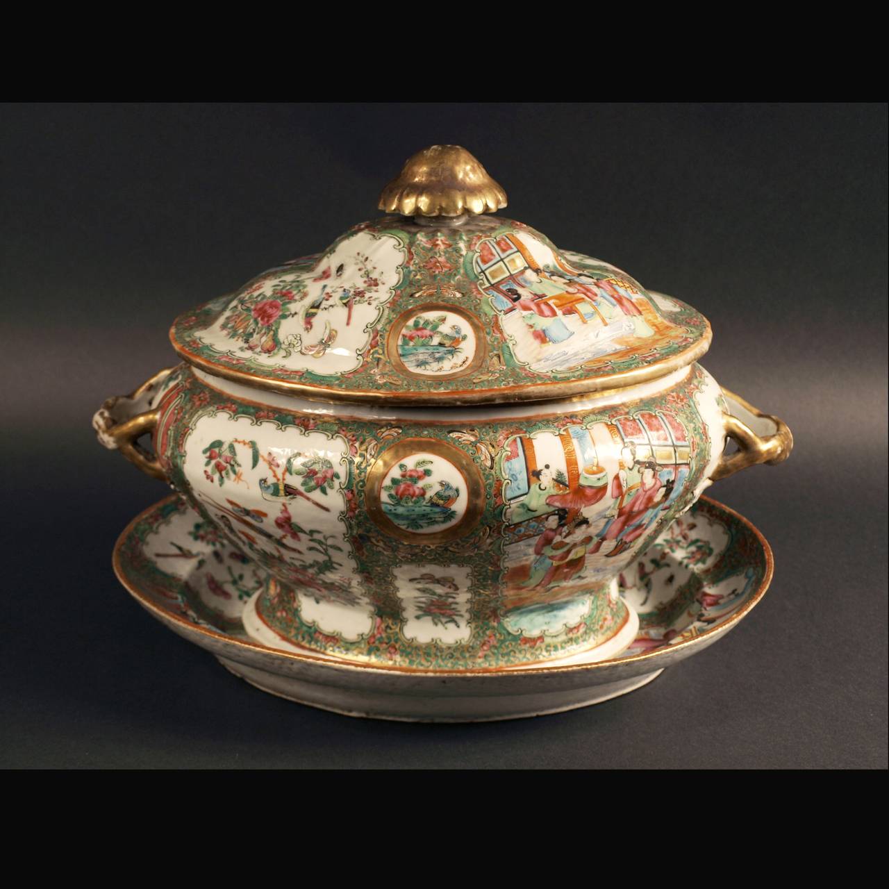 China, Canton, Tureen and Stand, 19th Century In Excellent Condition For Sale In Paris, FR