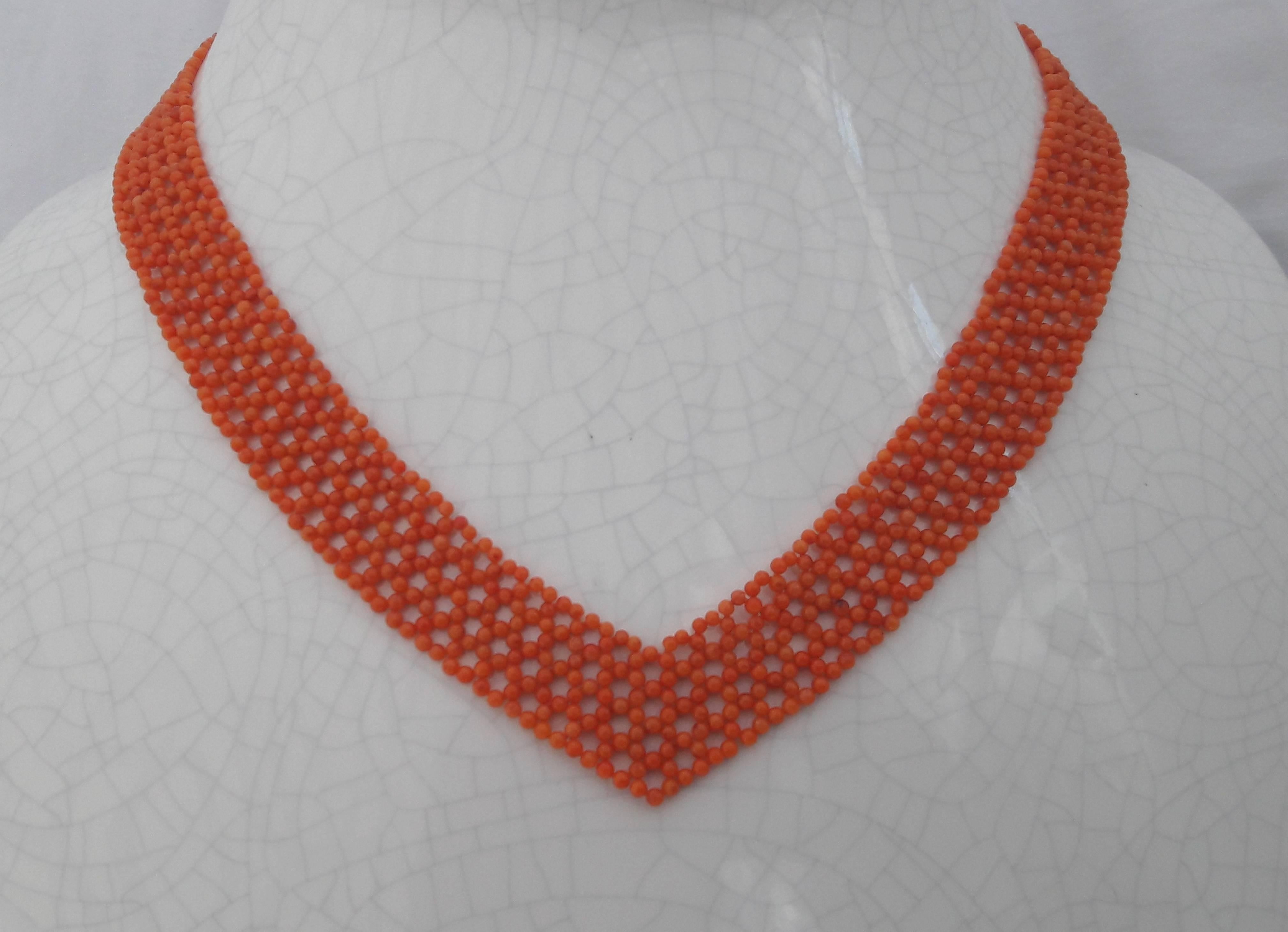 Perle Marina J. Woven « V » tissé  Collier en forme de corail rouge-orange avec fermoir coulissant en vente
