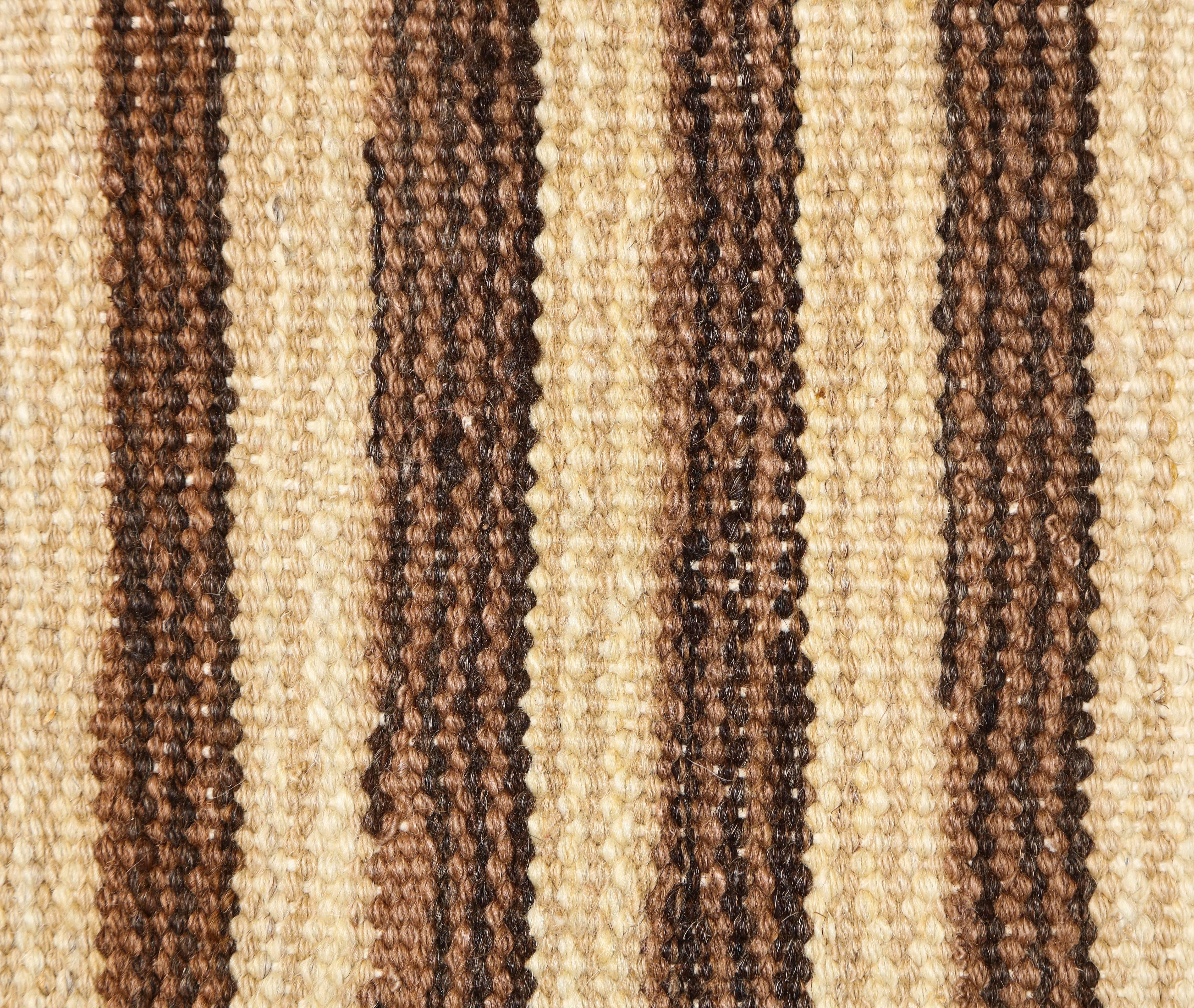 Moderner flachgewebter Perserteppich, Braun und Creme, 10' x 14' (Pflanzlich gefärbt) im Angebot
