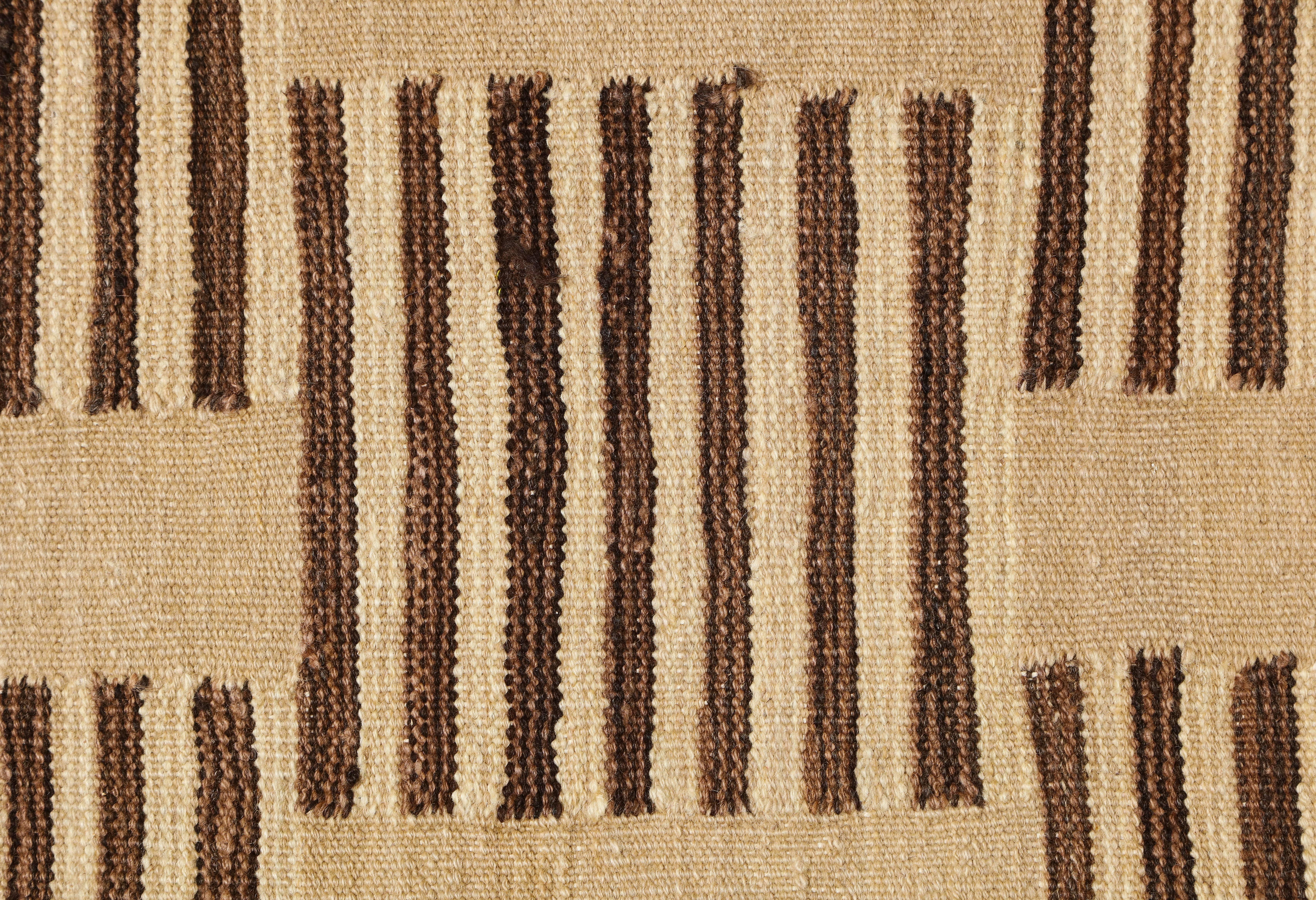 Moderner flachgewebter Perserteppich, Braun und Creme, 10' x 14' im Zustand „Hervorragend“ im Angebot in New York, NY