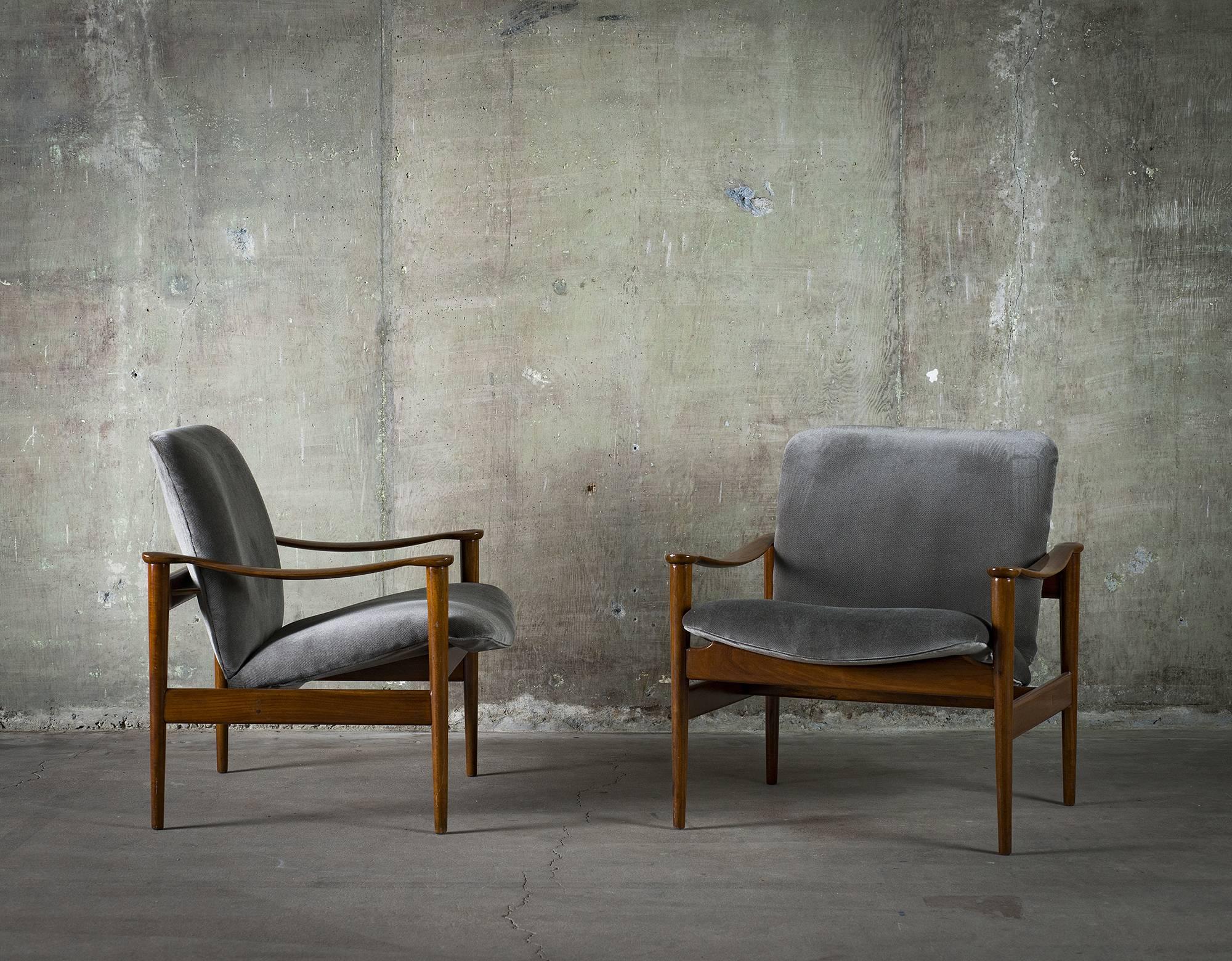 Mid-Century Modern Fredrik Kayser Pair of Easy Chairs in Mahogany and Suede, 1950s