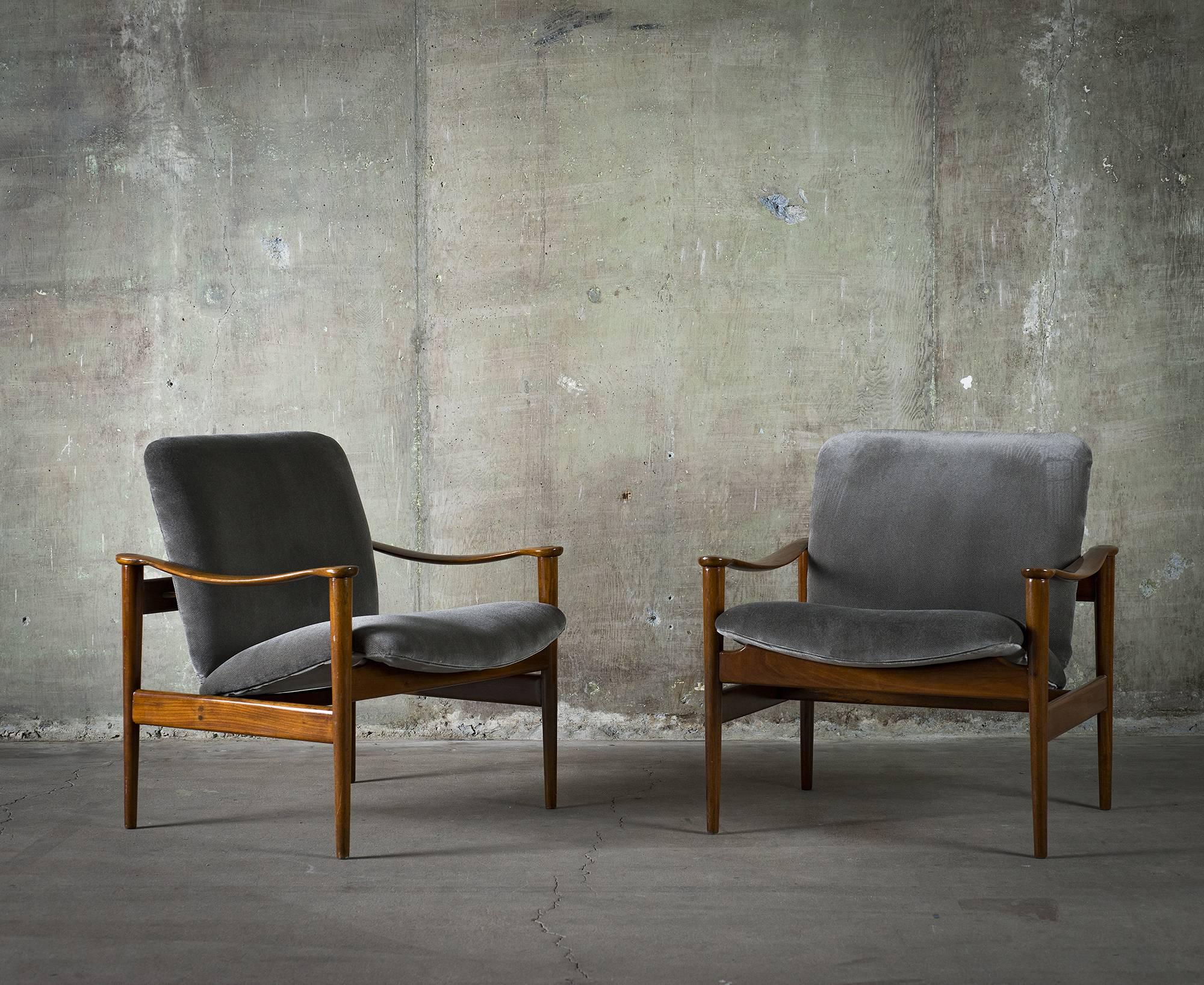 Fredrik Kayser Pair of Easy Chairs in Mahogany and Suede, 1950s In Good Condition In Los Angeles, CA