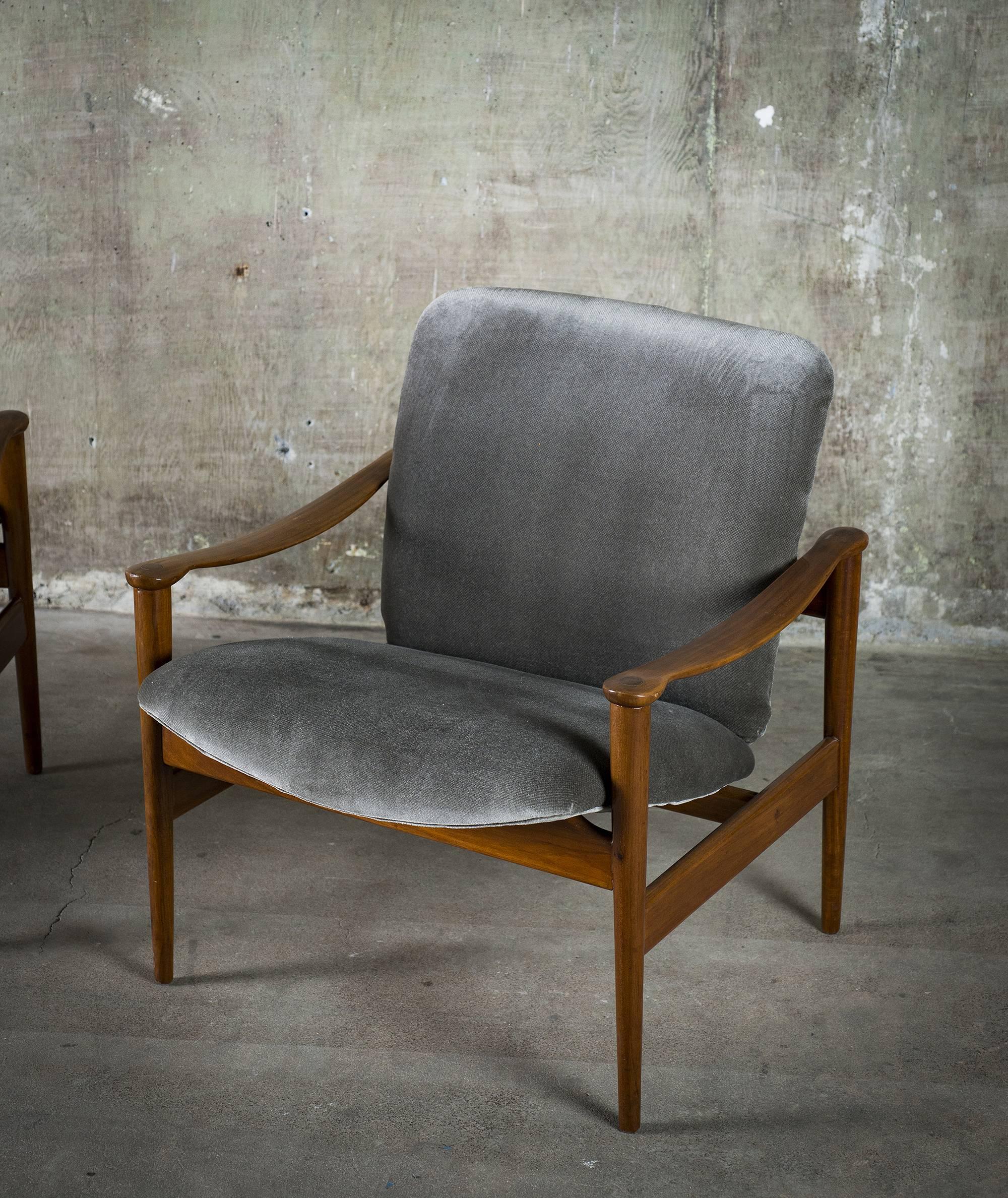 Fredrik Kayser Pair of Easy Chairs in Mahogany and Suede, 1950s 3