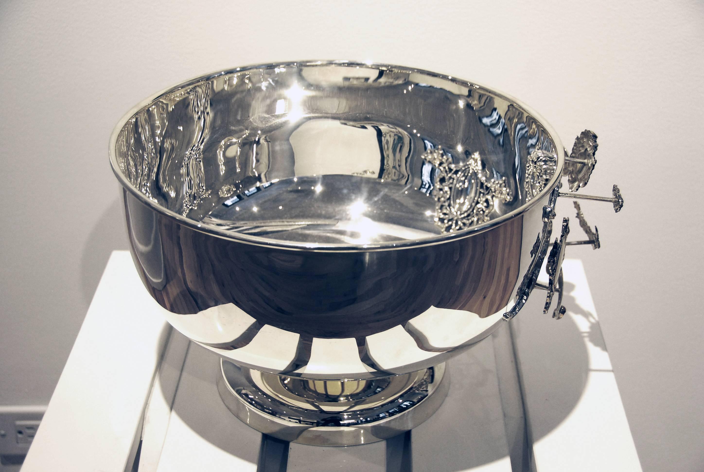 This champagne bucket was designed in 2014 by Sam Baron and produced by Topázio. Baron’s piece is all about exploring and challenging the decorative capacities of Topázio. As a silver producer, Topázio continues to develop and adapt itself to