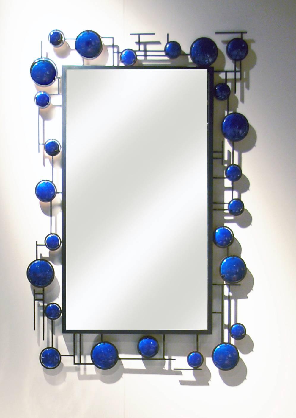 Ce miroir en émail bleu de Christophe Côme a été réalisé en cuivre et en émail bleu en 2016. La pièce peut être installée horizontalement ou verticalement et nous pouvons prendre des commandes de miroirs personnalisés. 

Côme travaille à Paris, en