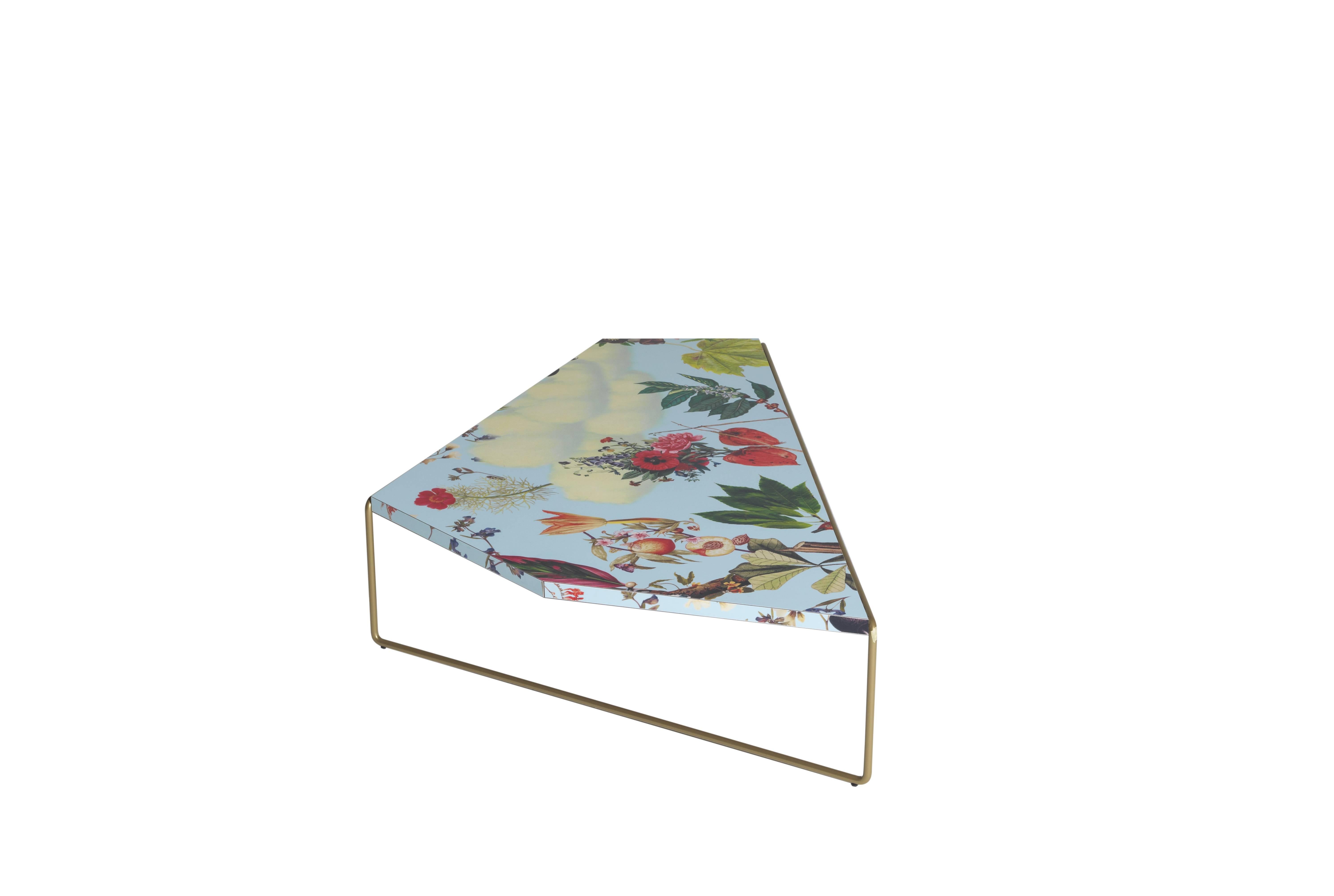 Conçues par DriadeLab, les tables basses Zagazig présentent une structure en tige d'acier revêtue de poudre polyester couleur or. Plateau en bi-laminé et graphique avec motif fleuri, rayé ou géométrique réalisé par impression numérique. La version