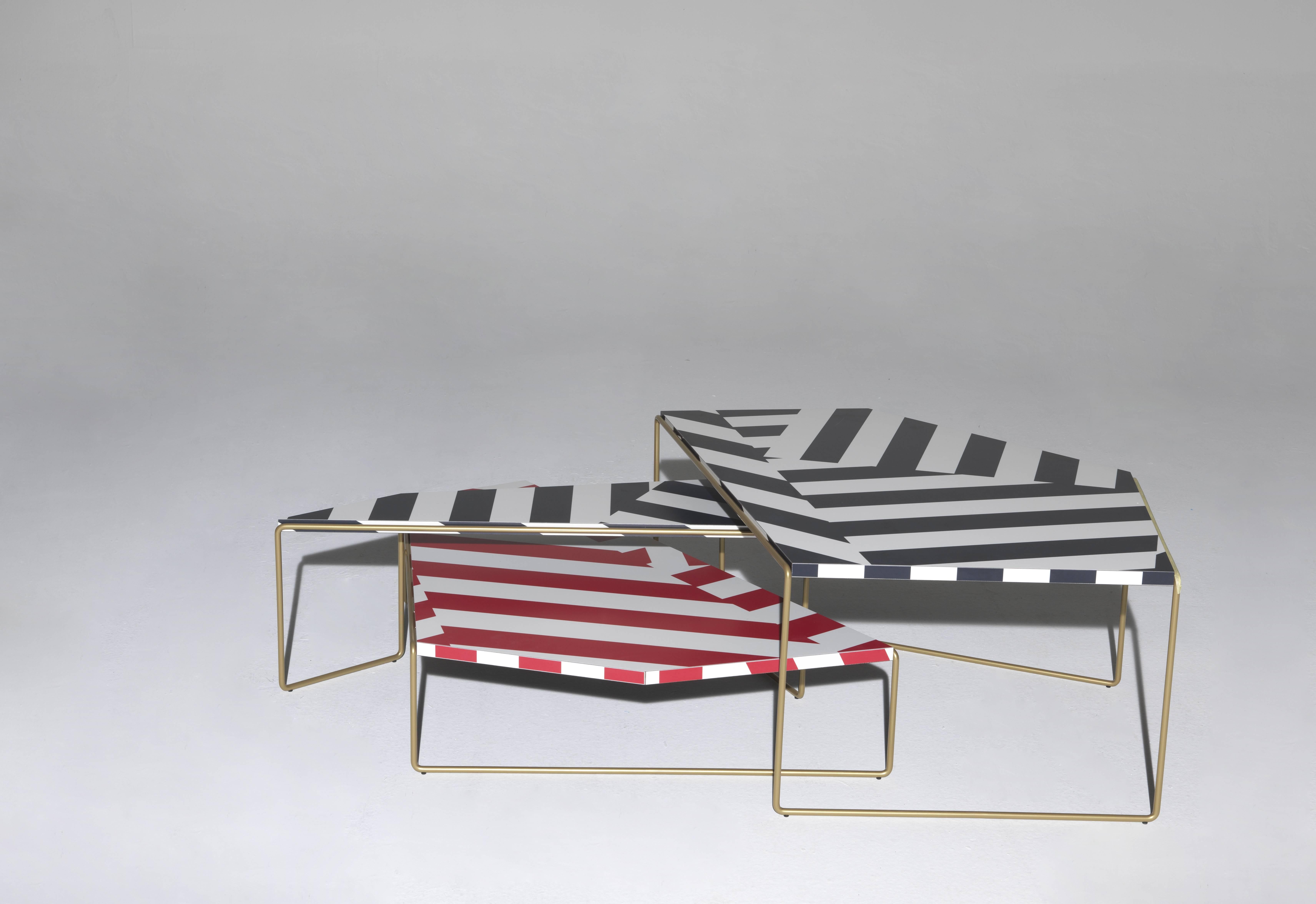 italien Petite table basse Zagazig en polyester, tige en acier doré et poudre, Driade Lab, 2017 en vente