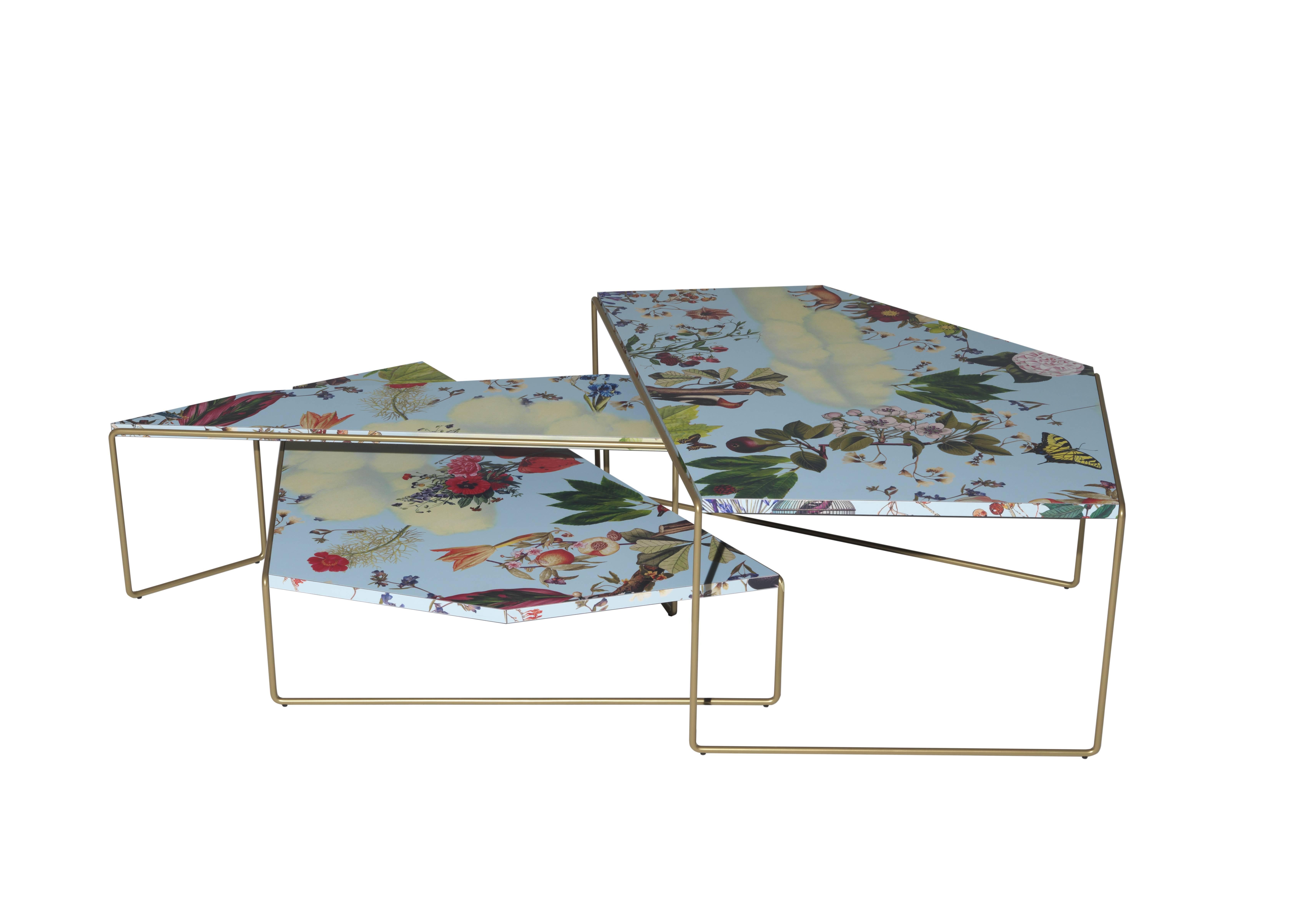 Moderne Table basse moyenne Zagazig en polyester, tige en acier doré et poudre Driadelab, 2017 en vente