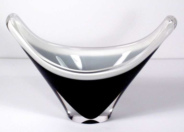 A large cased black and white glass bowl by Paul Kedelv for Flygfors. Signed.