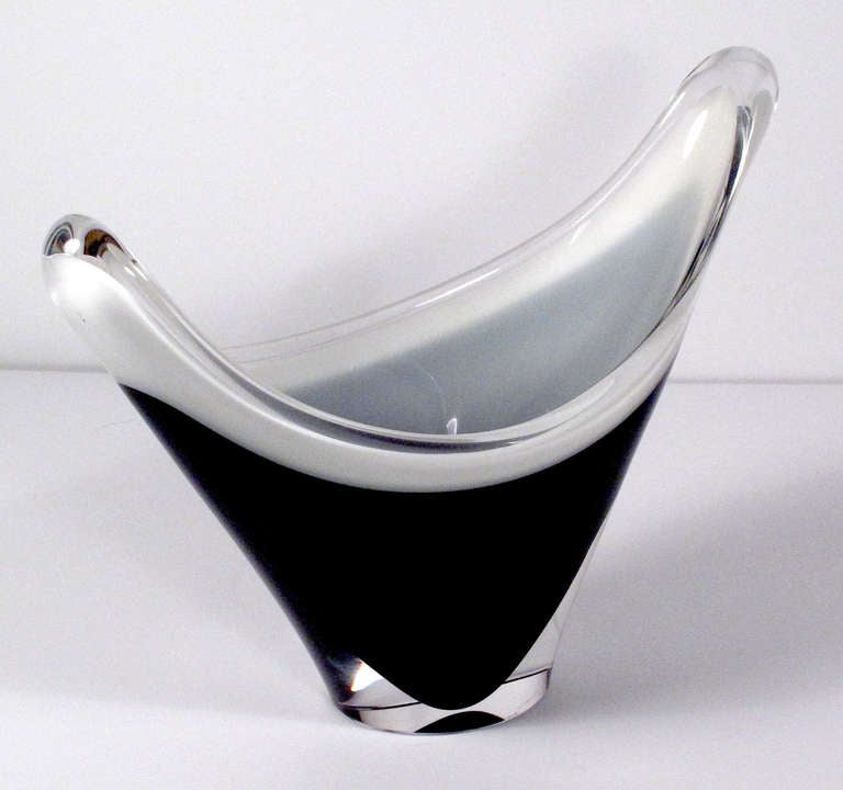 Scandinavian Modern Large Black and White Bowl by Paul Kedelv for Flygfors, Sweden For Sale