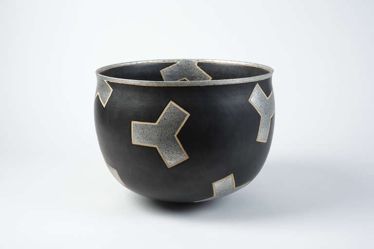 An important black stoneware cup with silver decoration by Alev Ebüzziya Siesbye.
Signed under the base.
Unique piece and sold with certificate of authenticity.
Circa 2010.