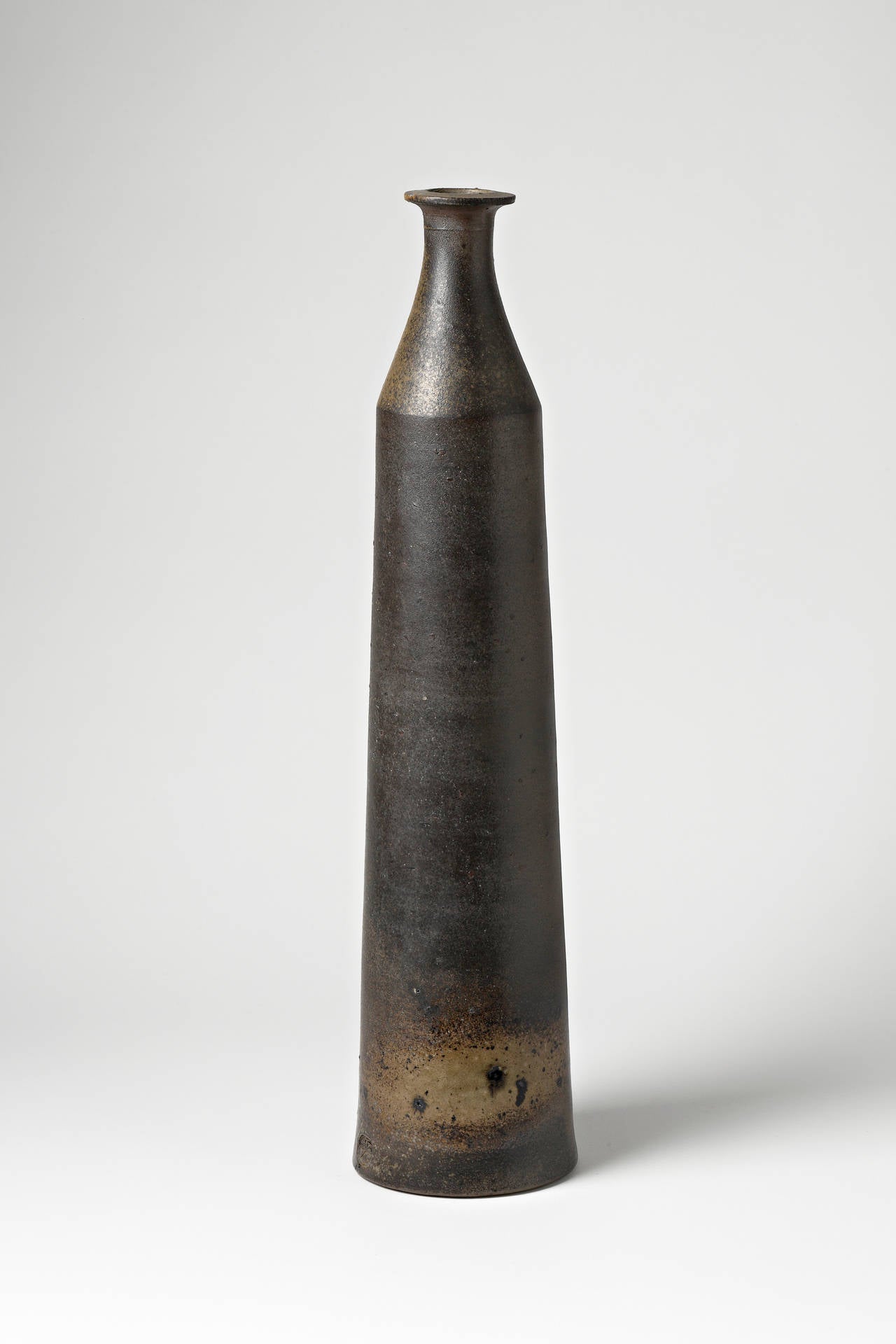 A spectacular stoneware bottle by Robert Deblander.
Artist' signature at the base,
circa 1970-1975.