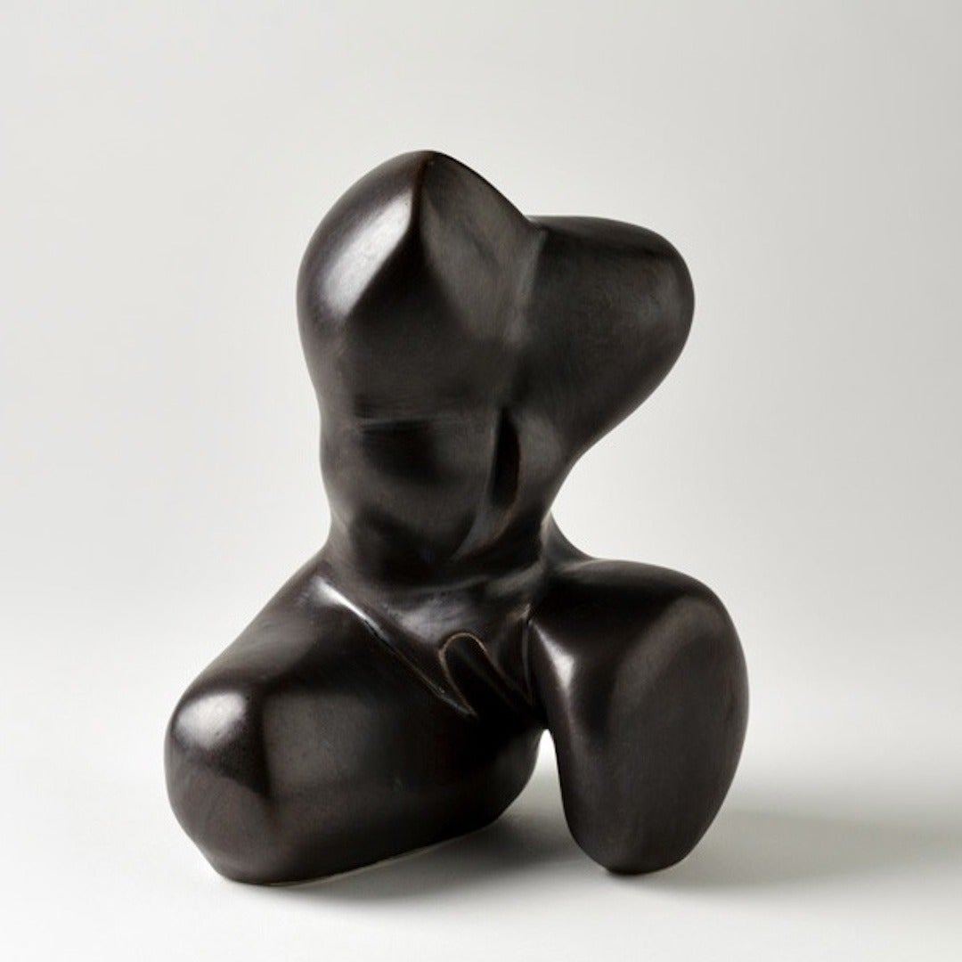 Une élégante sculpture en porcelaine représentant un corps de femme avec une décoration en glaçure noire mate, réalisée par Tim et Jacqueline Orr.
Signé à la base 