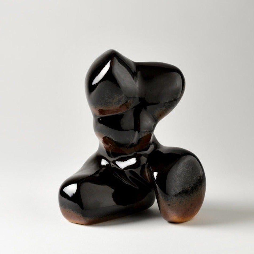 Eine elegante Porzellanskulptur, die einen Frauenkörper mit glänzend schwarzem Glasurdekor darstellt.
Signiert am Sockel 