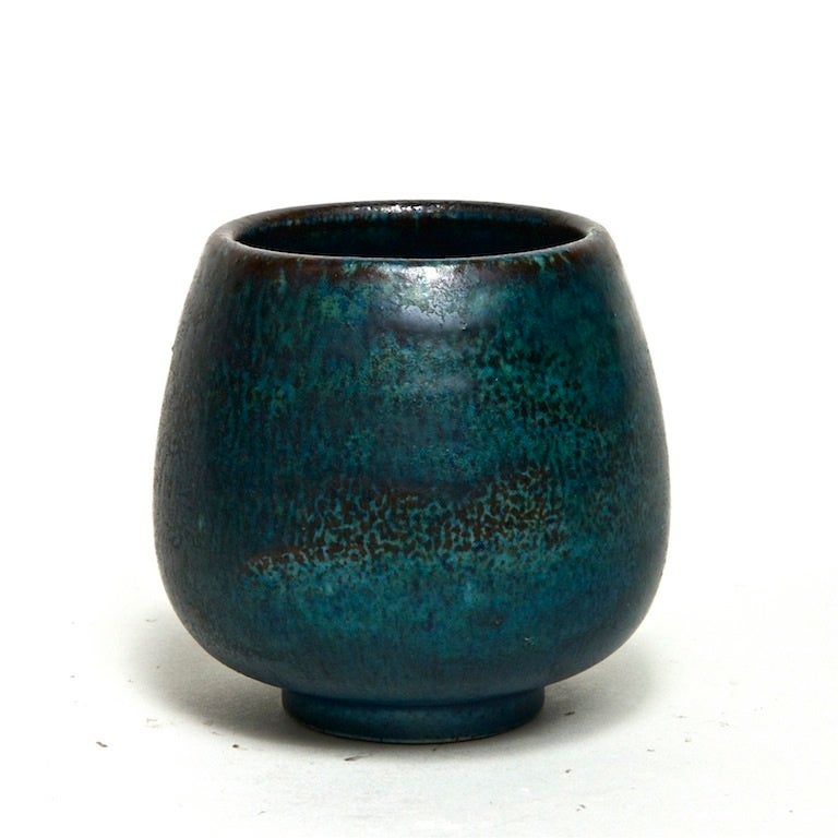 Eine Schale aus Steingut von Henri Simmen