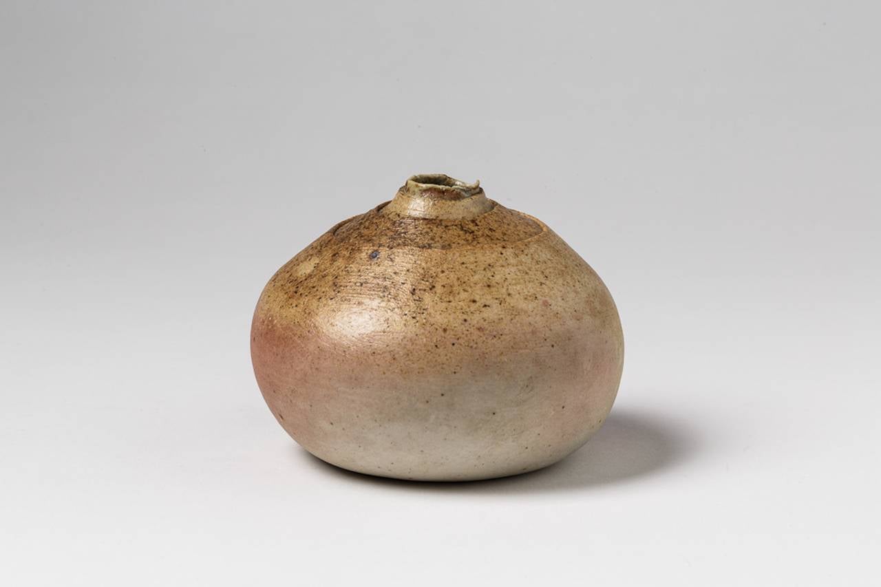 Un très élégant vase en porcelaine d'Elisabeth Joulia:: La Borne:: vers 1970. 
Conditions d'origine parfaites. 
Signature manuscrite sous la base 