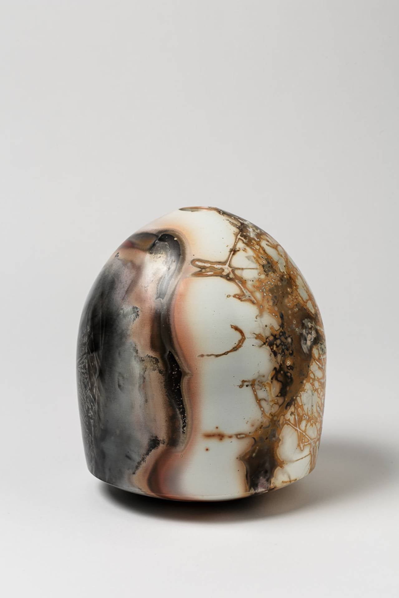An ovoid shape ceramic vase by Alistair Danhieux, Saint-Amand-en-Puisaye.
Unique piece.
Perfect original conditions.
Signed at the base and dated 2009.