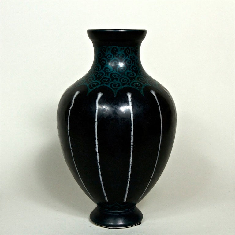 Un vase en grès d'Emile Decoeur