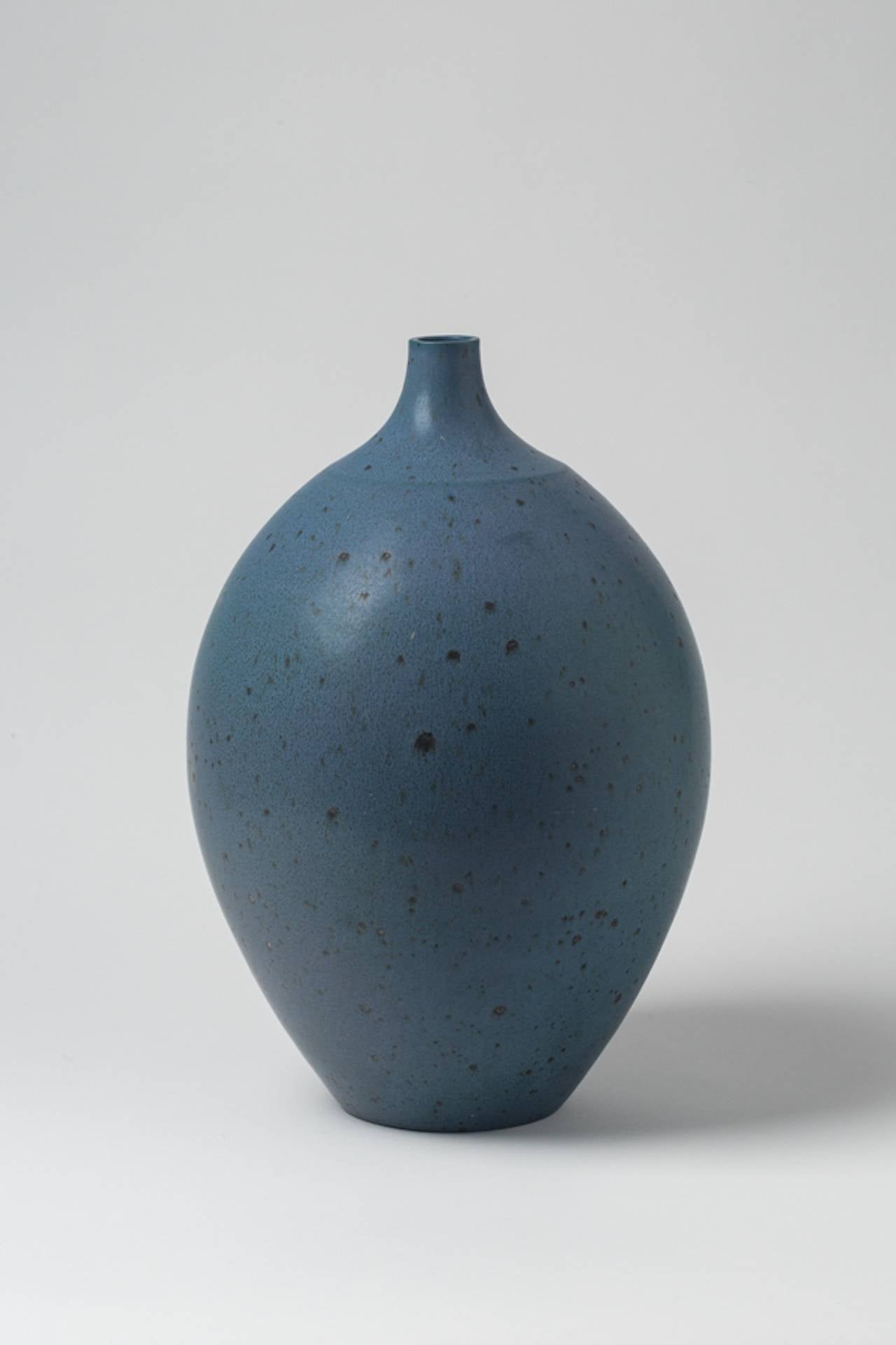 An important stoneware vase by Robert Deblander with a blue glaze decoration.
Handwritten signature under the base and artist' monogram,
circa 1965-1970.