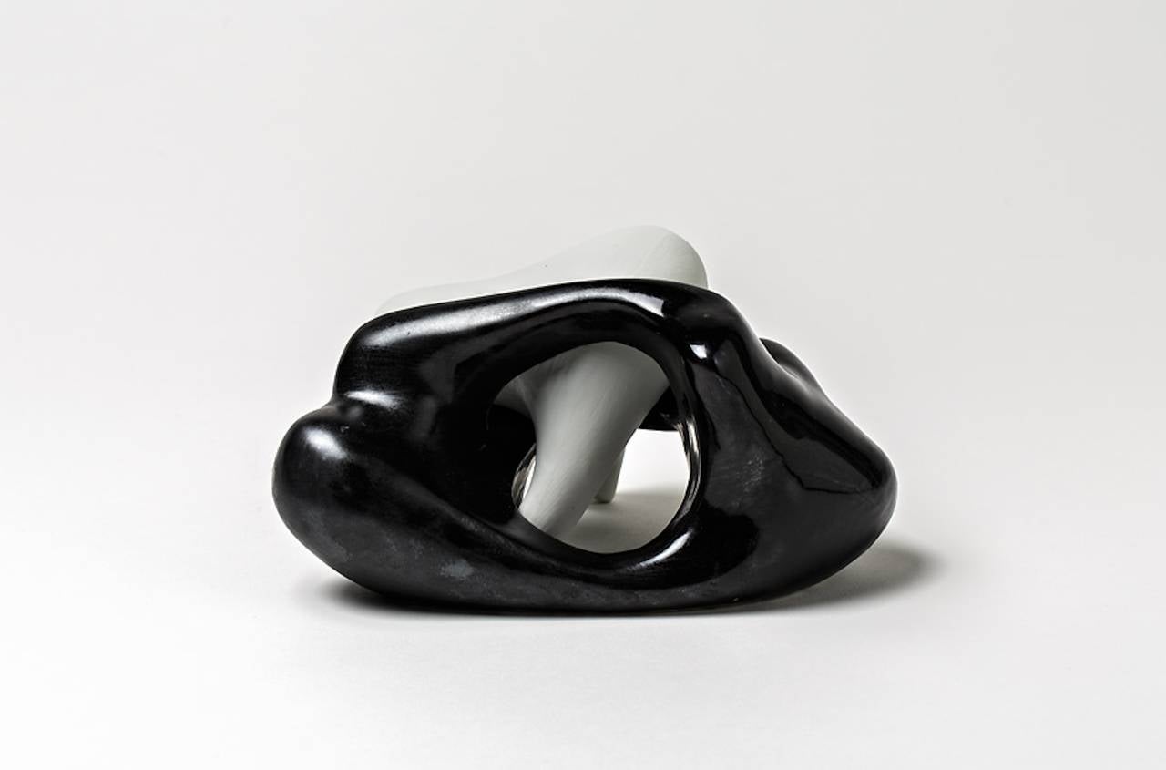 Une élégante sculpture en porcelaine de Tim Orr avec une décoration en glaçure noire et blanche.
Signé sous le socle 