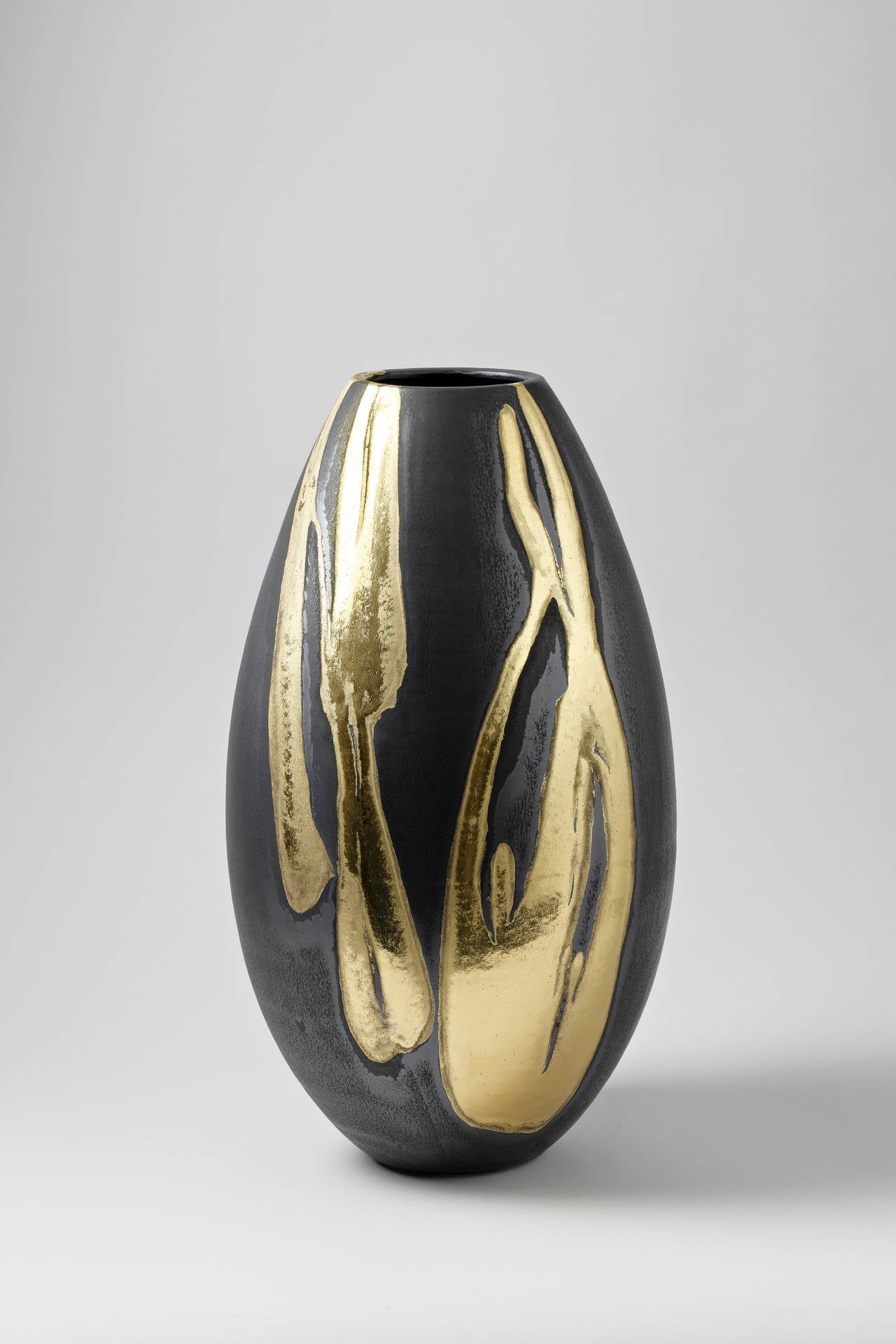 An important stoneware vase with black and gold glazes decoration.
Handwritten signature under the base.
2014.