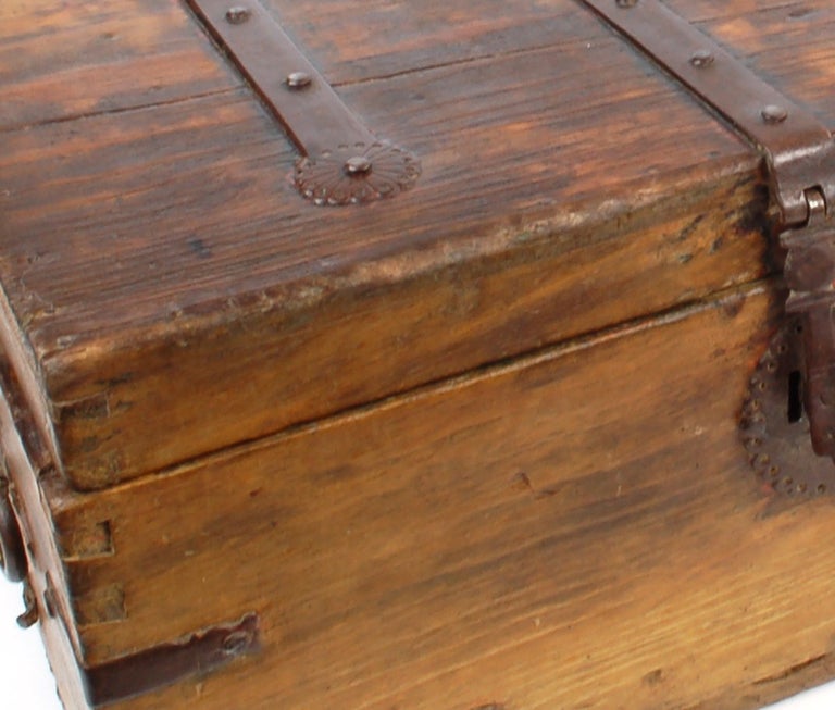 18th C Spanish Colonial Travel Trunk ~ Sabino Wood In Good Condition For Sale In Los Angeles, CA
