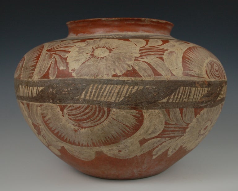 Fabulous Huastecan large olla decorated with fabulous floral motives.