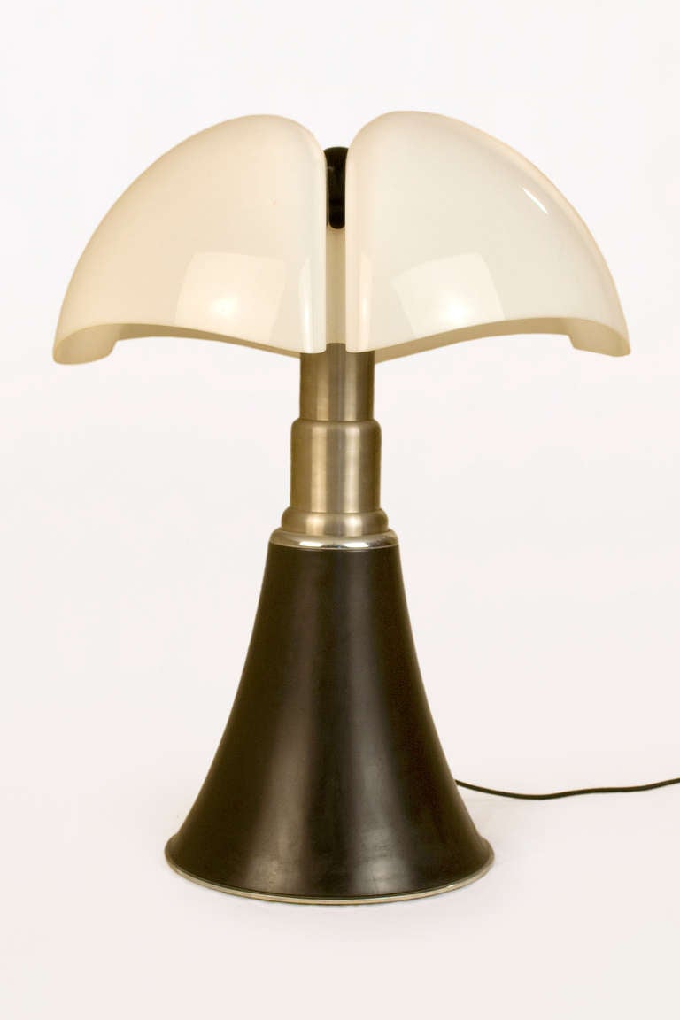 Table lamp Pipistrello by Gae Aulenti, 1960's, Italy.
Height adjustable by a telescopic system made of stainless shade of opal whiten metacrylate diffuser.
Feet of brown/black painted metal.
Excellent vintage condition.