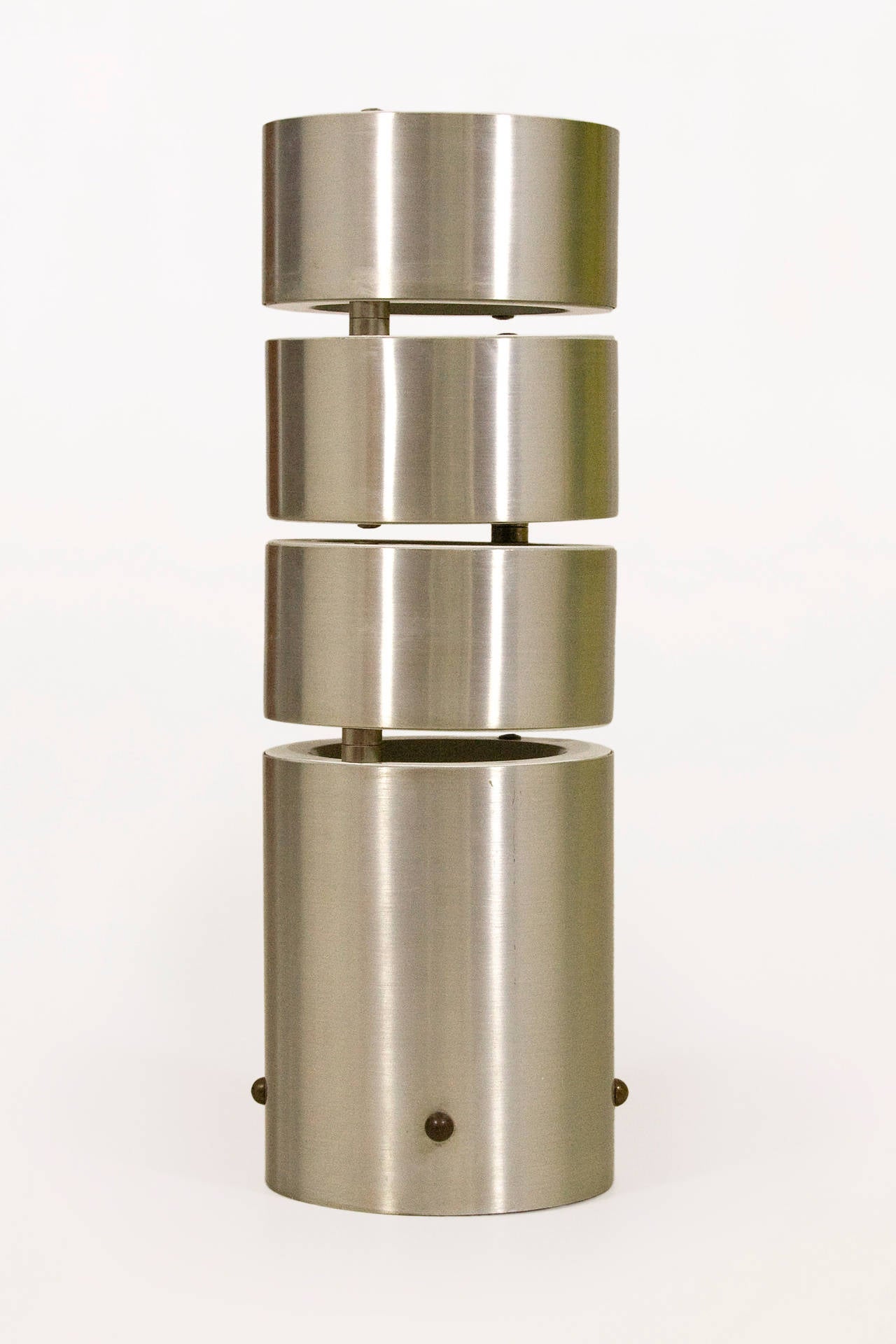 Stilux articulated cylinder lamp.
Four articulated cylinder units.
Brushed aluminum and white lacquered metal,
circa 1970, Italy.
Original vintage condition.