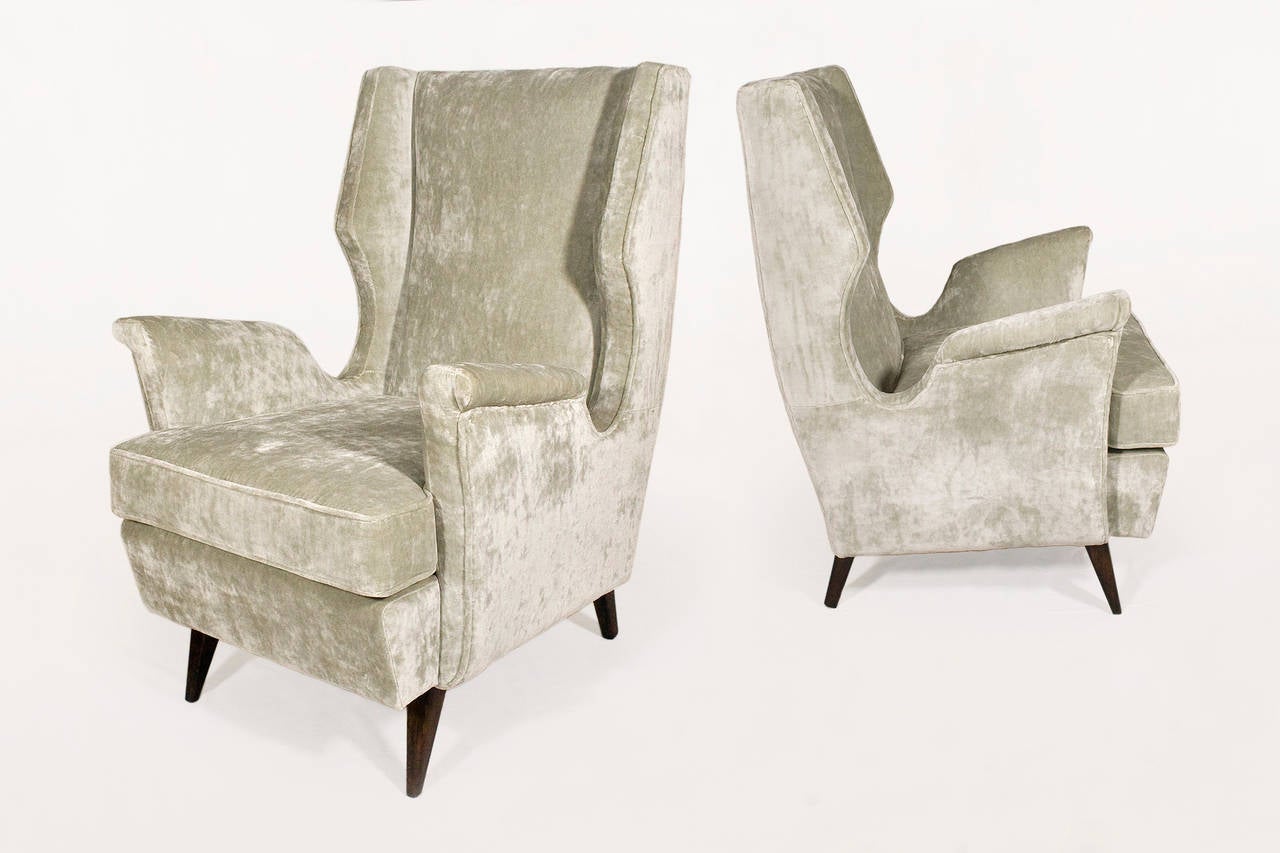 Pair of Gio Ponti-style Armchairs
Beautiful Design
Newly Upholstered
Circa 1950, Italy
Excellent Condition