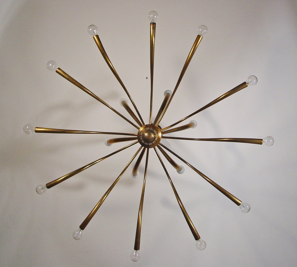 An impressive 18 lights chandelier in brass.
Attributed to Guglielmo Ulrich