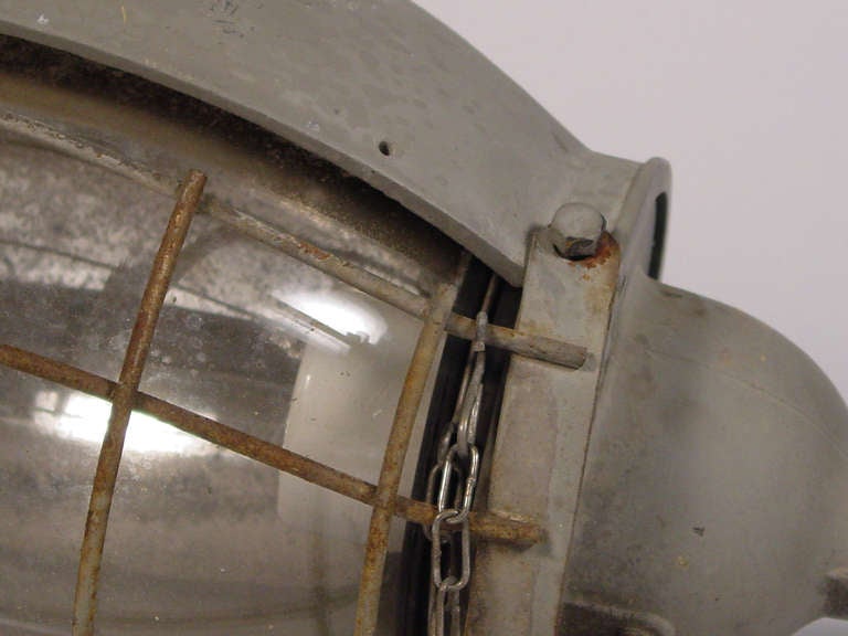 Ein Paar Außenlampen von Giuseppe Ostuni für O'luce
Metall und Zeiss-Glasschirm
REF: Domus Nr.424 März 1965