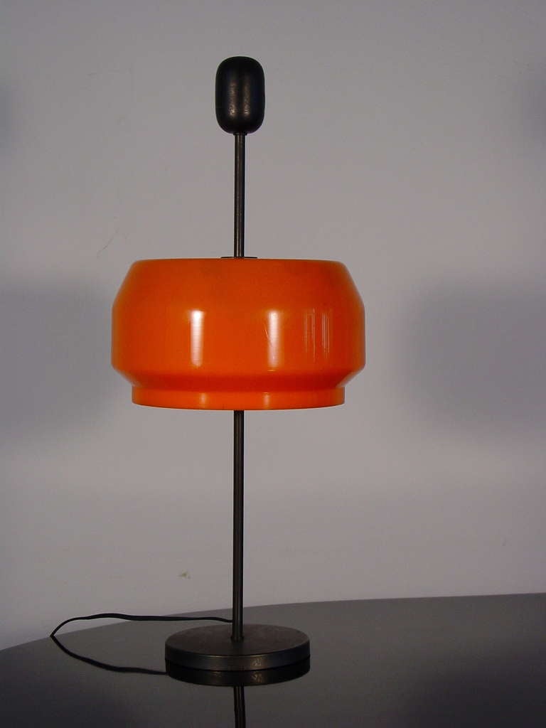 Une lampe de table rare et minimale par Gianemilio, Piero et Anna Monti pour Kartell.