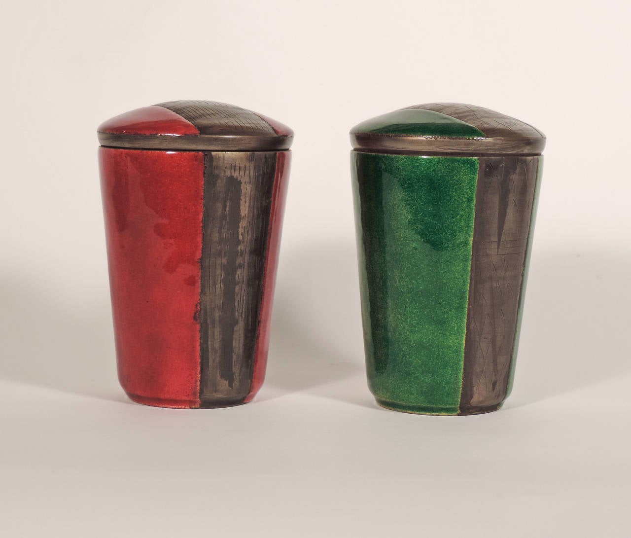 Pair of Italian 1950s Enamel Containers with engravings. For Sale 2