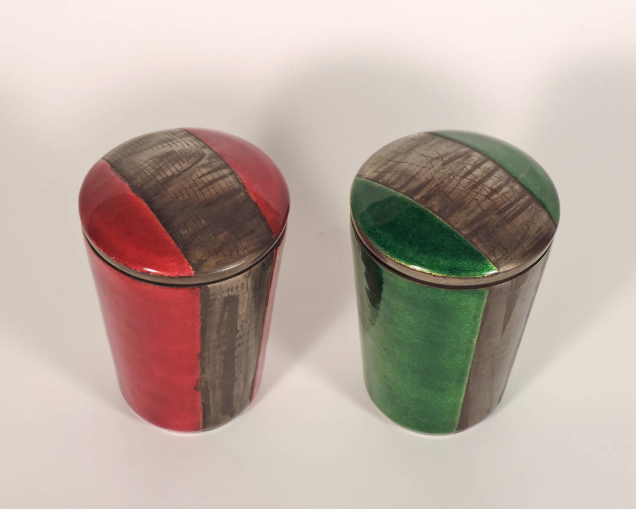 Pair of Italian 1950s Enamel Containers with engravings. For Sale 7