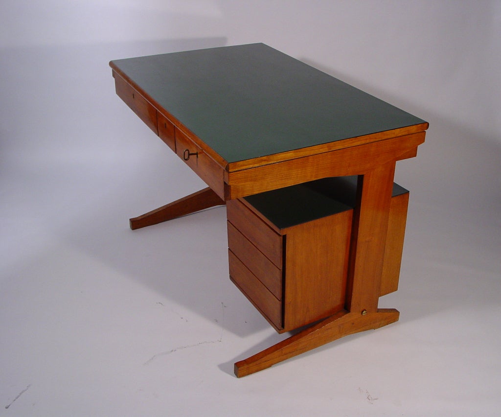 Wood Italian 1940's wooden desk attributed to Ignazio Gardella For Sale